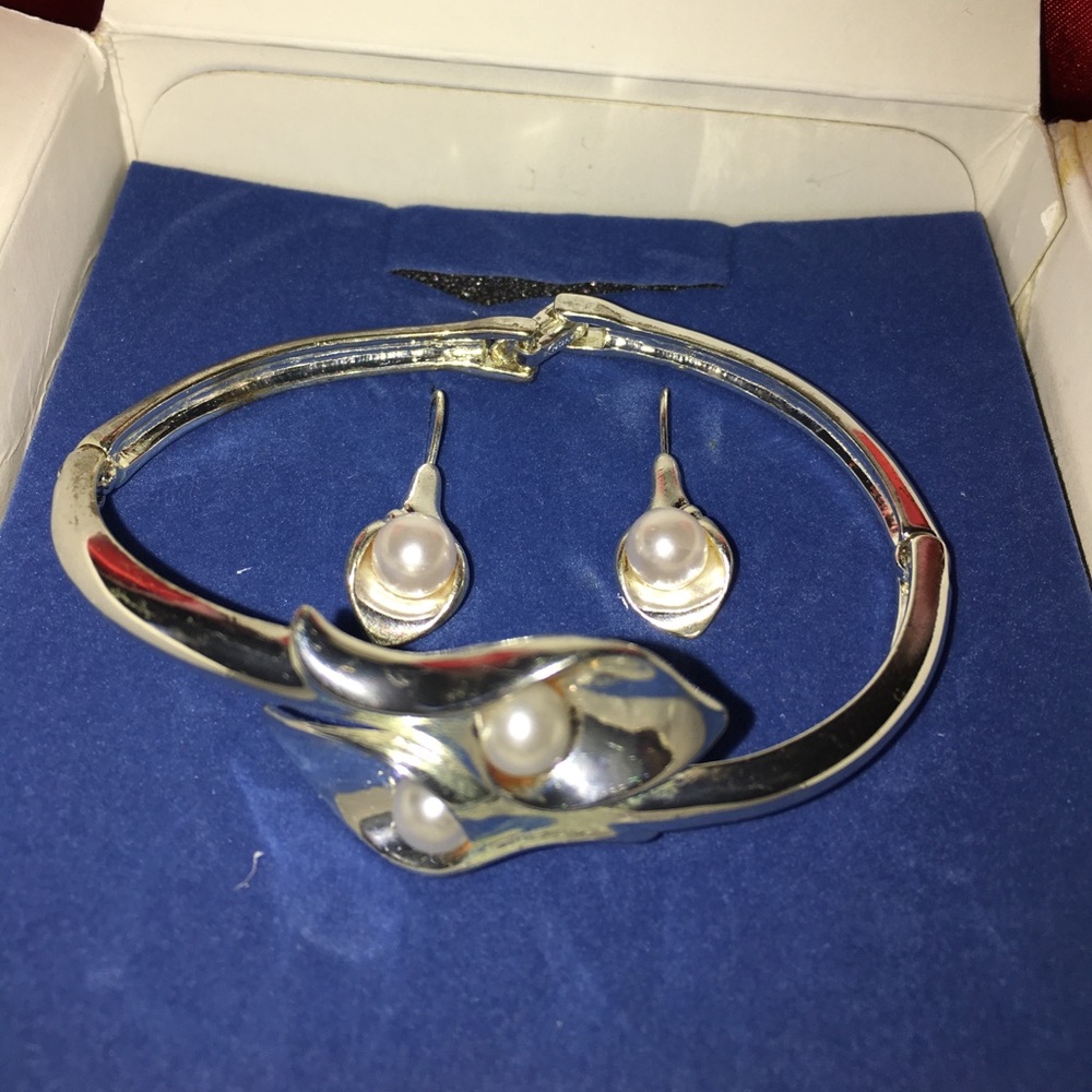 BRACELET AND EARRINGS SET